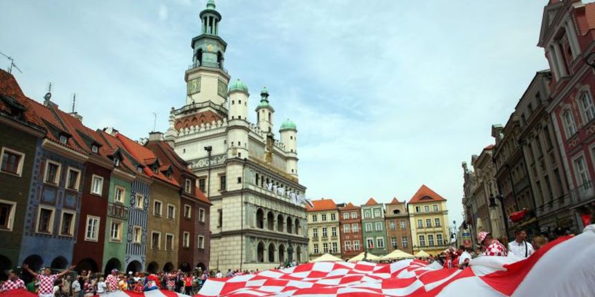 10.06.2012., Poznan, Poljska – Hrvatski navijaci u povoljnijem aranzmanu putovanja u sklopu kluba navijaca ‘Uvijek vjerni’ uputili su se na utakmicu u Poljsku u grad Poznanj gdje Hrvatska igra prvu utakmicu na Euru 2012 sa Irskom. 10.06.2012., Poznan, Poljska – Hrvatski navijaci u povoljnijem aranzmanu putovanja u sklopu kluba navijaca ‘Uvijek vjerni’ uputili su se na utakmicu u Poljsku u grad Poznanj gdje Hrvatska igra prvu utakmicu na Euru 2012 sa Irskom.
