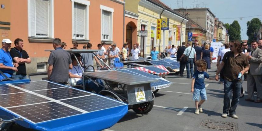 Povodom Svjetskog dana zastite okolisa i prirode u Ulici Stjepana i Antuna Radica odrzan je Sajam elektricnih i hibridnih automobila. Photo: Nikola Cutuk/PIXSELL