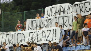 Sibenik, 200811.
Susret 5. kola 1. HNL izmedju Sibenika i Zadra.
Na slici: nezadovoljstvo sibenskih navijaca njihovim trenerom Vjekoslavom Lokicom.
Foto: Paun Paunovic  / CROPIX