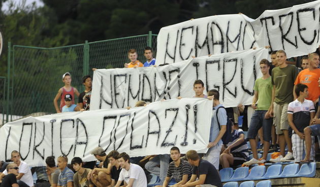 Sibenik, 200811.
Susret 5. kola 1. HNL izmedju Sibenika i Zadra.
Na slici: nezadovoljstvo sibenskih navijaca njihovim trenerom Vjekoslavom Lokicom.
Foto: Paun Paunovic  / CROPIX