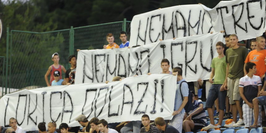 Sibenik, 200811.
Susret 5. kola 1. HNL izmedju Sibenika i Zadra.
Na slici: nezadovoljstvo sibenskih navijaca njihovim trenerom Vjekoslavom Lokicom.
Foto: Paun Paunovic / CROPIX Sibenik, 200811.
Susret 5. kola 1. HNL izmedju Sibenika i Zadra.
Na slici: nezadovoljstvo sibenskih navijaca njihovim trenerom Vjekoslavom Lokicom.
Foto: Paun Paunovic / CROPIX