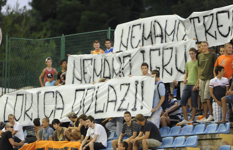 Sibenik, 200811.
Susret 5. kola 1. HNL izmedju Sibenika i Zadra.
Na slici: nezadovoljstvo sibenskih navijaca njihovim trenerom Vjekoslavom Lokicom.
Foto: Paun Paunovic  / CROPIX