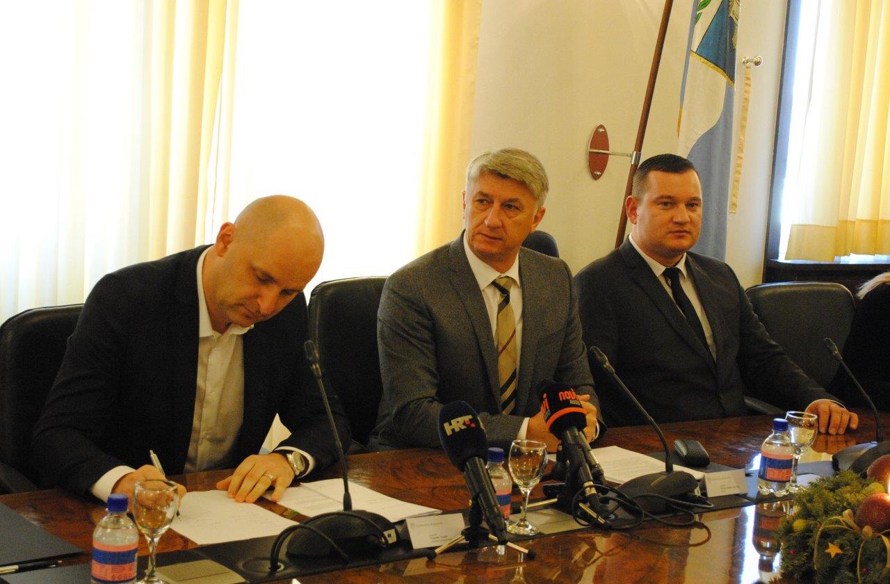 Ministar Tolušić potpisao ugovore za sanaciju šteta od poplave Ministar Tolušić potpisao ugovore za sanaciju šteta od poplave