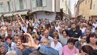 Stotine vjernika ispred crkve Gospe od zdravlja dočekalo relikviju sv. Leopolda Mandića Stotine vjernika ispred crkve Gospe od zdravlja dočekalo relikviju sv. Leopolda Mandića