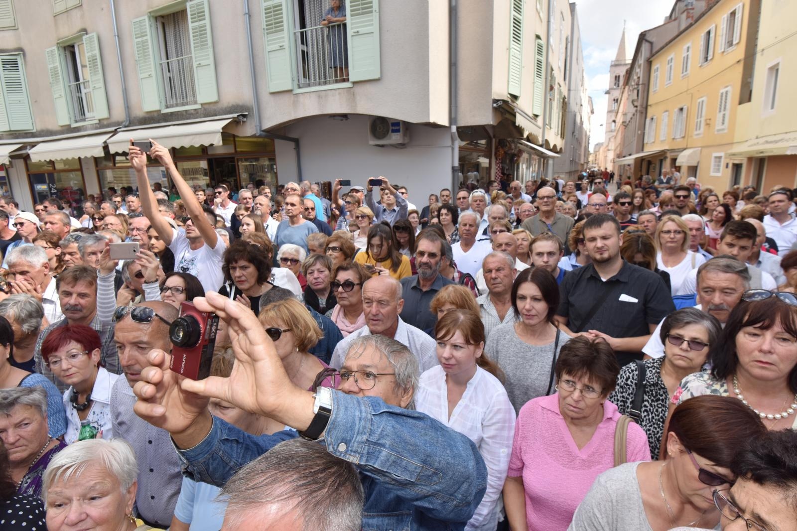 Stotine vjernika ispred crkve Gospe od zdravlja dočekalo relikviju sv. Leopolda Mandića Stotine vjernika ispred crkve Gospe od zdravlja dočekalo relikviju sv. Leopolda Mandića