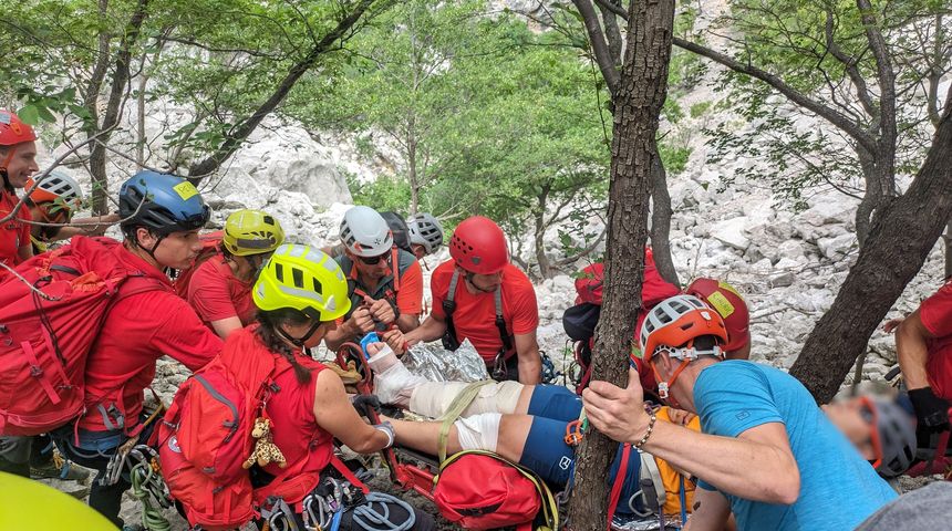 HGSS u Paklenici spasio stranog planinara koji se teško ozlijedio u padu sa stijene