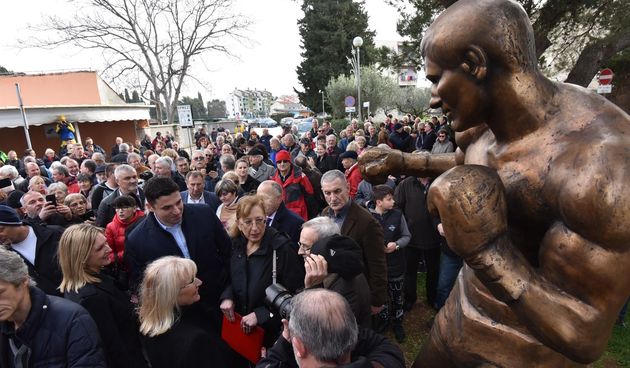 Svečano otkriven spomenik legendarnom hrvatskom boksaču Mati Parlovu