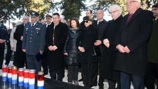 Zadar, 270112.
Predsjednik RH Ivo Josipovic u posjeti je Zadarskoj zupaniji. Jutros je polozio vijenac na sredisnjem krizu gradskog groblja svim poginulim sudionicima akcije Maslenica. 
Na slici: Ivo Josipovic zapalio je svijecu na grobu Denisa Spike zada