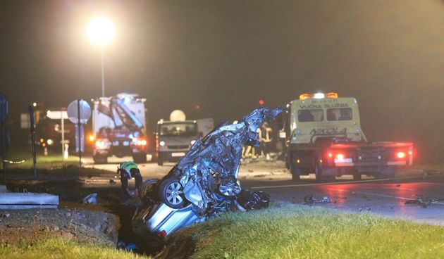 Osijek – Teska prometna nesreca na Juznoj obilaznici kod skretanja prema HEP-ovoj toplani u kojoj su sudjelovala dva automobila a tri su osobe smrtno stradale. Policija i vatrogasci na intervenciji. Photo: Davor Javorovic/PIXSELL