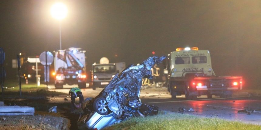 Osijek – Teska prometna nesreca na Juznoj obilaznici kod skretanja prema HEP-ovoj toplani u kojoj su sudjelovala dva automobila a tri su osobe smrtno stradale. Policija i vatrogasci na intervenciji. Photo: Davor Javorovic/PIXSELL Osijek – Teska prometna nesreca na Juznoj obilaznici kod skretanja prema HEP-ovoj toplani u kojoj su sudjelovala dva automobila a tri su osobe smrtno stradale. Policija i vatrogasci na intervenciji. Photo: Davor Javorovic/PIXSELL