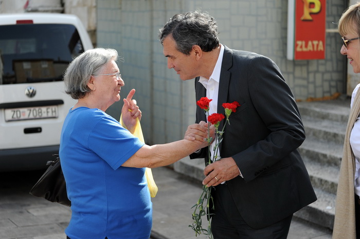 Zadar, 010513.
Predstavnici Koalicije za promjene, predvodjeni kandidatom za gradonacelnika Ivom Bilicem, obiljezili su 1. svibanj – Medjunarodni praznik rada podjelom karanfila sugradjankama i sugradjanima.
Na fotografiji: Ivo Bilic dijeli karanfile.
Fo Zadar, 010513.
Predstavnici Koalicije za promjene, predvodjeni kandidatom za gradonacelnika Ivom Bilicem, obiljezili su 1. svibanj – Medjunarodni praznik rada podjelom karanfila sugradjankama i sugradjanima.
Na fotografiji: Ivo Bilic dijeli karanfile.
Fo