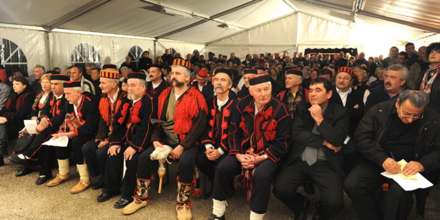 Zadar, 080111.
U Nadinu, selu pokraj Benkovca odrzana je danas
4. Cvitarijada pod nazivom Najbolji cvitarasi od Nina do Knina. Rijec je o natjecanju u kojem je sudjelovalo oko
30-ak samoukih sviraca etno skladbi na usnoj harmonici.
Na slici: neki su p Zadar, 080111.
U Nadinu, selu pokraj Benkovca odrzana je danas
4. Cvitarijada pod nazivom Najbolji cvitarasi od Nina do Knina. Rijec je o natjecanju u kojem je sudjelovalo oko
30-ak samoukih sviraca etno skladbi na usnoj harmonici.
Na slici: neki su p