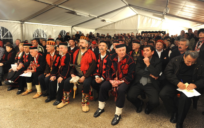 Zadar, 080111.
U Nadinu, selu pokraj Benkovca odrzana je danas
4. Cvitarijada pod nazivom Najbolji cvitarasi od Nina do Knina. Rijec je o natjecanju u kojem je sudjelovalo oko
30-ak samoukih sviraca etno skladbi na usnoj harmonici.
Na slici: neki su p Zadar, 080111.
U Nadinu, selu pokraj Benkovca odrzana je danas
4. Cvitarijada pod nazivom Najbolji cvitarasi od Nina do Knina. Rijec je o natjecanju u kojem je sudjelovalo oko
30-ak samoukih sviraca etno skladbi na usnoj harmonici.
Na slici: neki su p