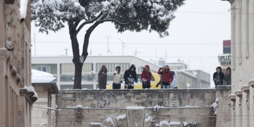 Zadar, 040212.Vec drugi dan u Zadru pada gusti snijeg. Zadrani su iskoristili priliku da uzivaju u snijeznoj setnji gradom. Snijeg je najvise razveselio one najmladje.Foto: Luka Gerlanc / CROPIX Zadar, 040212.Vec drugi dan u Zadru pada gusti snijeg. Zadrani su iskoristili priliku da uzivaju u snijeznoj setnji gradom. Snijeg je najvise razveselio one najmladje.Foto: Luka Gerlanc / CROPIX