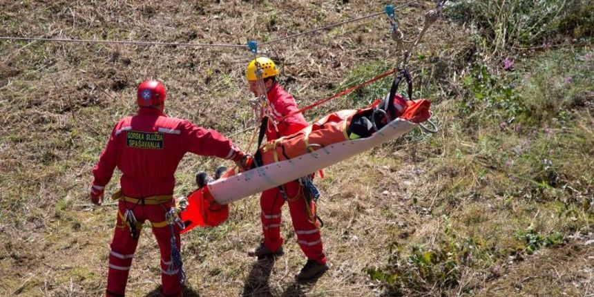a sjeverozapadnoj strani Sveucilisne bolnice u izgradnji, u naselju Blato, izvedena je pokazna vjezba specijalistickih postrojbi civilne zastite Grada Zagreba za spasavanje iz rusevina. Vjezbu je organizirao Ured za upravljanje u hitnim situacijama, a sud