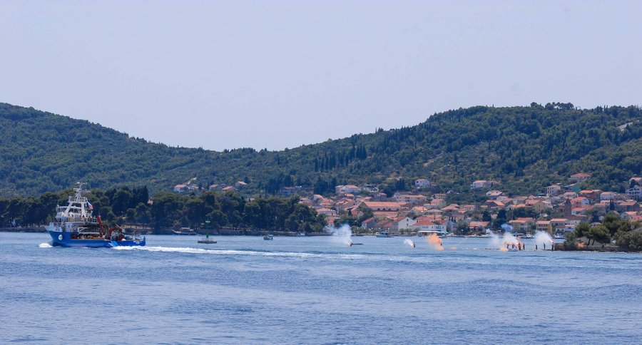 Tunuara 2016 – defile ribarica, spremanje brudeta, demonstracija ribarske vještine i koncert Zorica Kondža. Foto: TZ općine Kali/Adam Vidas Tunuara 2016 – defile ribarica, spremanje brudeta, demonstracija ribarske vještine i koncert Zorica Kondža. Foto: TZ općine Kali/Adam Vidas