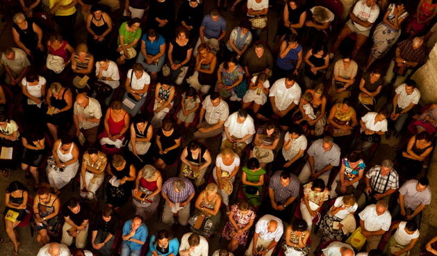 Zadar, 220710.
U sklopu Glazbenih veceri u Sv. Donatu nastupili su Cellomania ansambl celista sa solistima Giovanni Soliima i Monika Leskova. 
Na slici: publika.
Foto: Vladimir Ivanov / CROPIX