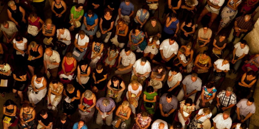 Zadar, 220710.
U sklopu Glazbenih veceri u Sv. Donatu nastupili su Cellomania ansambl celista sa solistima Giovanni Soliima i Monika Leskova. 
Na slici: publika.
Foto: Vladimir Ivanov / CROPIX