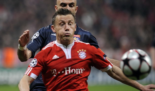 Munchen, 210410.
Allianz Arena.
Prva polufinalna nogometna utakmica Lige Prvaka izmedju njemackog Bayerna i francuskog Lyona.
Na slici: Ivica Olic u pozadini kapetan Lyona Cris.
Foto: Drago Sopta / CROPIX
