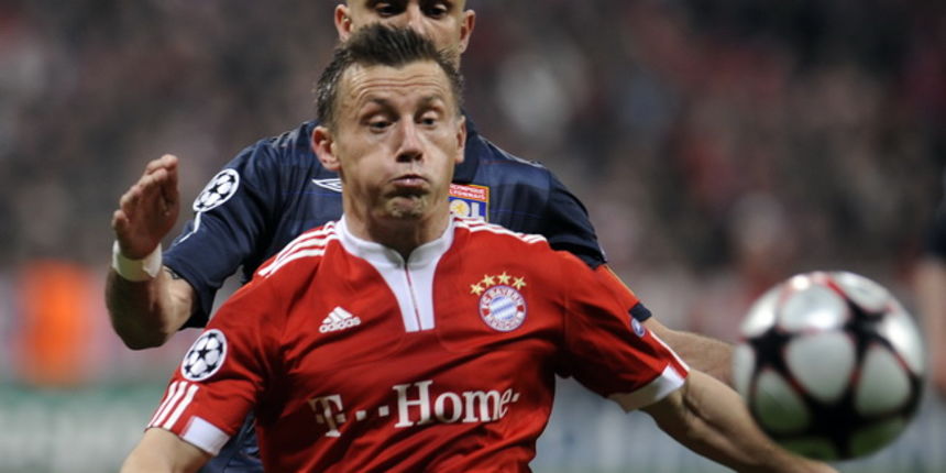 Munchen, 210410.
Allianz Arena.
Prva polufinalna nogometna utakmica Lige Prvaka izmedju njemackog Bayerna i francuskog Lyona.
Na slici: Ivica Olic u pozadini kapetan Lyona Cris.
Foto: Drago Sopta / CROPIX