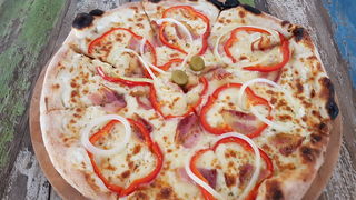 Vrhunska ponuda pizza i hamburgera u Famous Beach Bar & Grillu. Predstavljamo pizze Bianca i Rukola & Mozarella te Famous i Western hamburgeri