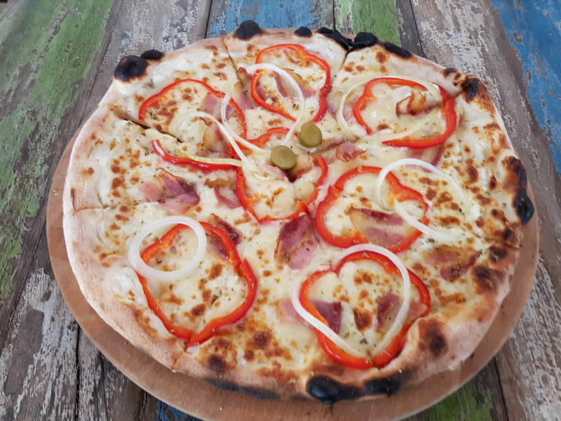 Vrhunska ponuda pizza i hamburgera u Famous Beach Bar & Grillu. Predstavljamo pizze Bianca i Rukola & Mozarella te Famous i Western hamburgeri