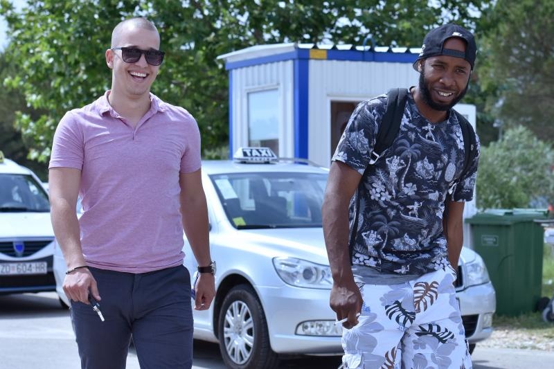 Britanski turist Leon Mitchell, o kojem su zadarski taskisti skrbili nakon što je prevaren i opljačkan ostao bez novca danas se vraća u London.  Photo: Dino Stanin/PIXSELL