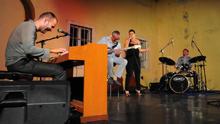 Zadar, 26.07.2013. snimio: Nenad Marčev
bossa nova
CATIA WERNECK QUARTET (BRA-FR)
CATIA WERNECK – vocal
VINCENT BIDAL – piano
LUKMIL PEREZ HERRERA – drums
RENATO ŠVORINIĆ – bass giuitar
Dvorište Providurove palače Zadar, 26.07.2013. snimio: Nenad Marčev
bossa nova
CATIA WERNECK QUARTET (BRA-FR)
CATIA WERNECK – vocal
VINCENT BIDAL – piano
LUKMIL PEREZ HERRERA – drums
RENATO ŠVORINIĆ – bass giuitar
Dvorište Providurove palače