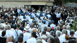 Posljednji ispraćaj Olivera Dragojevića na groblju Sveti Roko u Veloj Luci Posljednji ispraćaj Olivera Dragojevića na groblju Sveti Roko u Veloj Luci