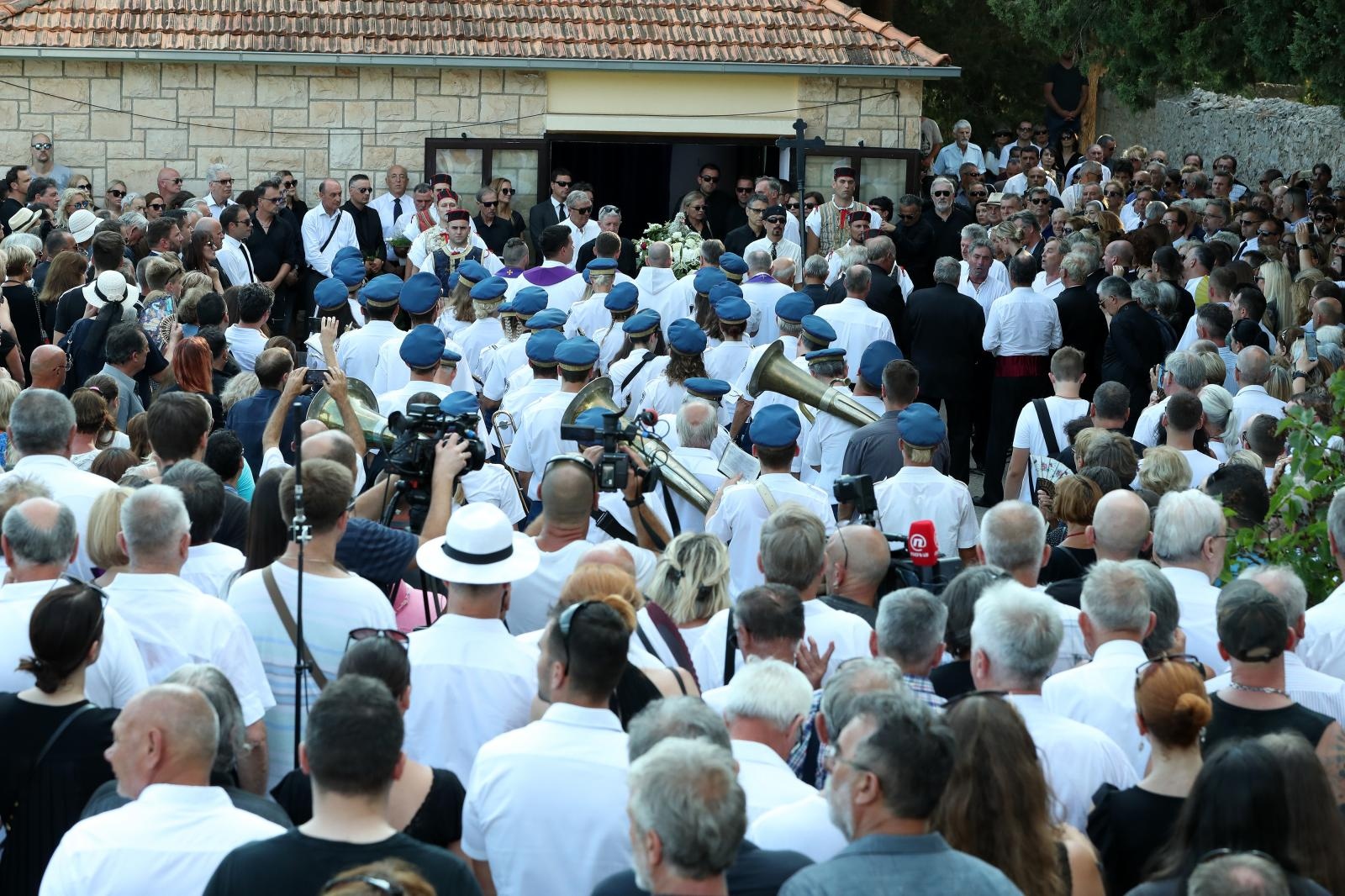 Posljednji ispraćaj Olivera Dragojevića na groblju Sveti Roko u Veloj Luci Posljednji ispraćaj Olivera Dragojevića na groblju Sveti Roko u Veloj Luci