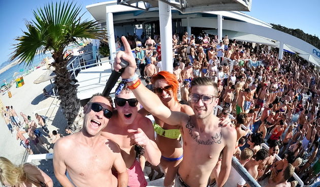 Novalja, Pag, 280612.
Na poznatoj plazi Zrce u Novalji na otoku Pagu neumorni turisti zeljni zabave iskoristili su terasu popularnog kluba Aquarius za druzenje i ples.
Foto: Goran Telak / CROPIX