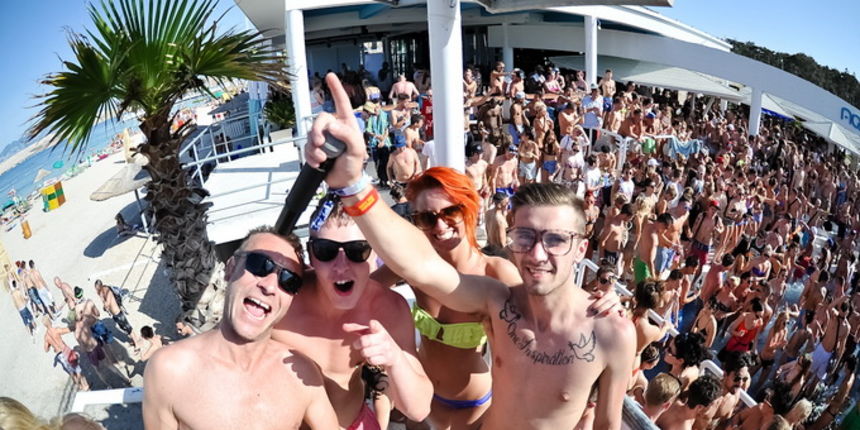 Novalja, Pag, 280612.
Na poznatoj plazi Zrce u Novalji na otoku Pagu neumorni turisti zeljni zabave iskoristili su terasu popularnog kluba Aquarius za druzenje i ples.
Foto: Goran Telak / CROPIX Novalja, Pag, 280612.
Na poznatoj plazi Zrce u Novalji na otoku Pagu neumorni turisti zeljni zabave iskoristili su terasu popularnog kluba Aquarius za druzenje i ples.
Foto: Goran Telak / CROPIX