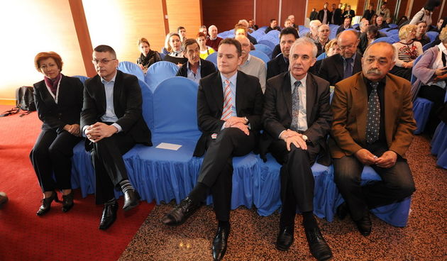 Zadar, 120413.
Otvaranje manifestacije Dani masline koja se odrzava u hotelu Kolovare.
Na fotografiji: detalj s otvorenja; dogradonacelnik Darko Kasap(sredina) i zupan Stipe Zrilic(do njega).
Foto: Luka Gerlanc / CROPIX