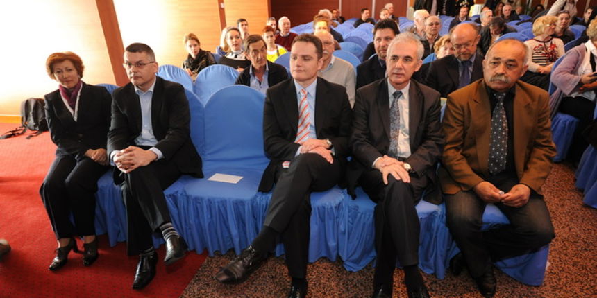 Zadar, 120413.
Otvaranje manifestacije Dani masline koja se odrzava u hotelu Kolovare.
Na fotografiji: detalj s otvorenja; dogradonacelnik Darko Kasap(sredina) i zupan Stipe Zrilic(do njega).
Foto: Luka Gerlanc / CROPIX