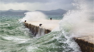 Lom valova na zadarskoj rivi 7. studenog 2014.  Foto: Marin Pitton