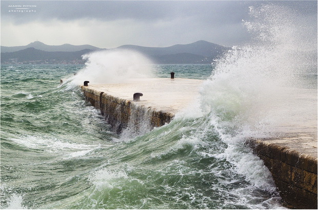Lom valova na zadarskoj rivi 7. studenog 2014.  Foto: Marin Pitton