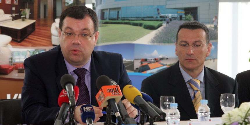 Benkovac, 300411.
Ministar turizma Damir Bajs boravi u Zadru gdje je na zadarskom aerodromu predsjedao sjednicom uzeg povjerenstva Vlade za turisticku 2011 godinu. Nakon sjednice ministar Bajs je otvorio novouredjeni Omladinski hostel Zadar.
Na slici: det Benkovac, 300411.
Ministar turizma Damir Bajs boravi u Zadru gdje je na zadarskom aerodromu predsjedao sjednicom uzeg povjerenstva Vlade za turisticku 2011 godinu. Nakon sjednice ministar Bajs je otvorio novouredjeni Omladinski hostel Zadar.
Na slici: det