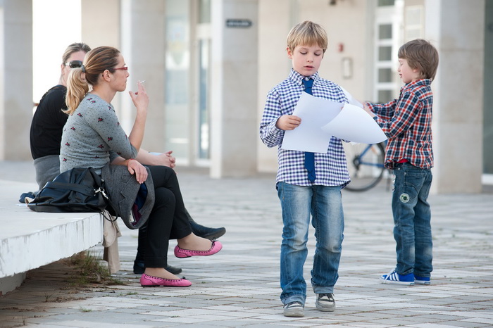 Zadar, 290312.
Danas se u kulturnoj udruzi / centru ” Planet BB ” odrzala audicija za ulogu u popularnoj TV seriji “Larin izbor”. Sudjelovali su djecaci u dobi 6 – 10 godina.
Na fotografiji: djecaci vjezbaju tekst pred audiciju.
Foto: Luka Gerlanc / CROPI Zadar, 290312.
Danas se u kulturnoj udruzi / centru ” Planet BB ” odrzala audicija za ulogu u popularnoj TV seriji “Larin izbor”. Sudjelovali su djecaci u dobi 6 – 10 godina.
Na fotografiji: djecaci vjezbaju tekst pred audiciju.
Foto: Luka Gerlanc / CROPI