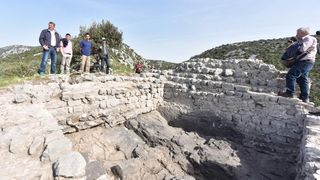 Park prirode Vransko jezero: Predstavljena pronađena utvrda iz 15. stoljeća s naoružanjem na brdu Osridak-Gradina. Foto: Hrvoje Jelavić/PIXSELL Park prirode Vransko jezero: Predstavljena pronađena utvrda iz 15. stoljeća s naoružanjem na brdu Osridak-Gradina. Foto: Hrvoje Jelavić/PIXSELL