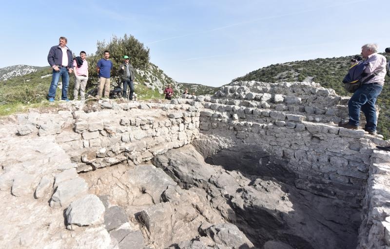 Park prirode Vransko jezero: Predstavljena pronađena utvrda iz 15. stoljeća s naoružanjem na brdu Osridak-Gradina. Foto: Hrvoje Jelavić/PIXSELL Park prirode Vransko jezero: Predstavljena pronađena utvrda iz 15. stoljeća s naoružanjem na brdu Osridak-Gradina. Foto: Hrvoje Jelavić/PIXSELL