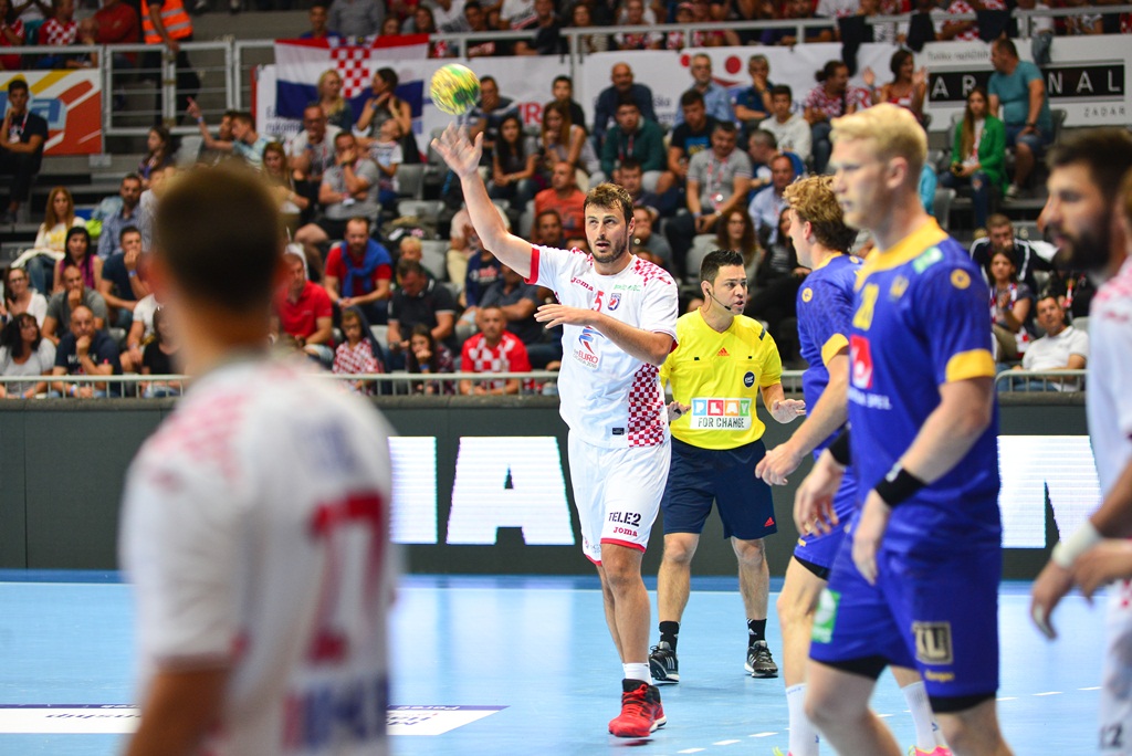 U doista sjajnoj atmosferi koju je stvorilo oko 5000 navijača iz cijele Hrvatske, naši su rukometni reprezentativci remizirali sa Švedskom i to s rezultatom 25-25. Bila je to ‘kaubojima’ pretposljednja pripremna utakmica uoči Olimpijskih igara