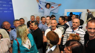 Zadar, 190513.
Lokalni izbori 2013.
Stozer HDZ-a.
HDZ slavi pobjedu na lokalnim izborima. Prema nesluzbenim rezultatima pobijedili su u utrci za zupanijsku skupstinu, gradsko vijece, stari novi zupan Stipe Zrilic je takodjer premocno pobijedio, a Bozidar Zadar, 190513.
Lokalni izbori 2013.
Stozer HDZ-a.
HDZ slavi pobjedu na lokalnim izborima. Prema nesluzbenim rezultatima pobijedili su u utrci za zupanijsku skupstinu, gradsko vijece, stari novi zupan Stipe Zrilic je takodjer premocno pobijedio, a Bozidar