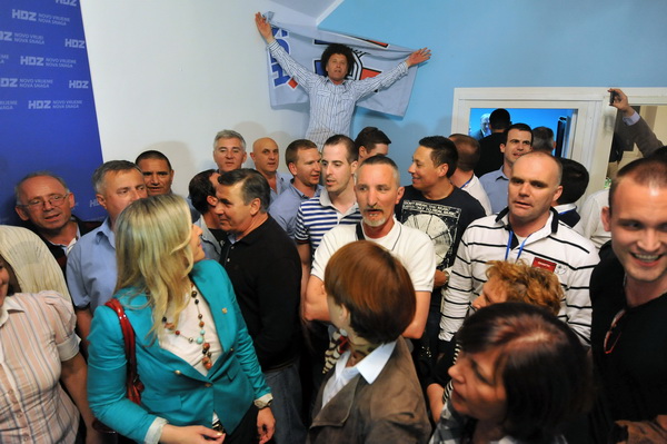 Zadar, 190513.
Lokalni izbori 2013.
Stozer HDZ-a.
HDZ slavi pobjedu na lokalnim izborima. Prema nesluzbenim rezultatima pobijedili su u utrci za zupanijsku skupstinu, gradsko vijece, stari novi zupan Stipe Zrilic je takodjer premocno pobijedio, a Bozidar Zadar, 190513.
Lokalni izbori 2013.
Stozer HDZ-a.
HDZ slavi pobjedu na lokalnim izborima. Prema nesluzbenim rezultatima pobijedili su u utrci za zupanijsku skupstinu, gradsko vijece, stari novi zupan Stipe Zrilic je takodjer premocno pobijedio, a Bozidar