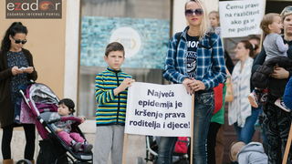 Prosvjedni skup roditelja protiv politike obaveznog cijepljenja Prosvjedni skup roditelja protiv politike obaveznog cijepljenja