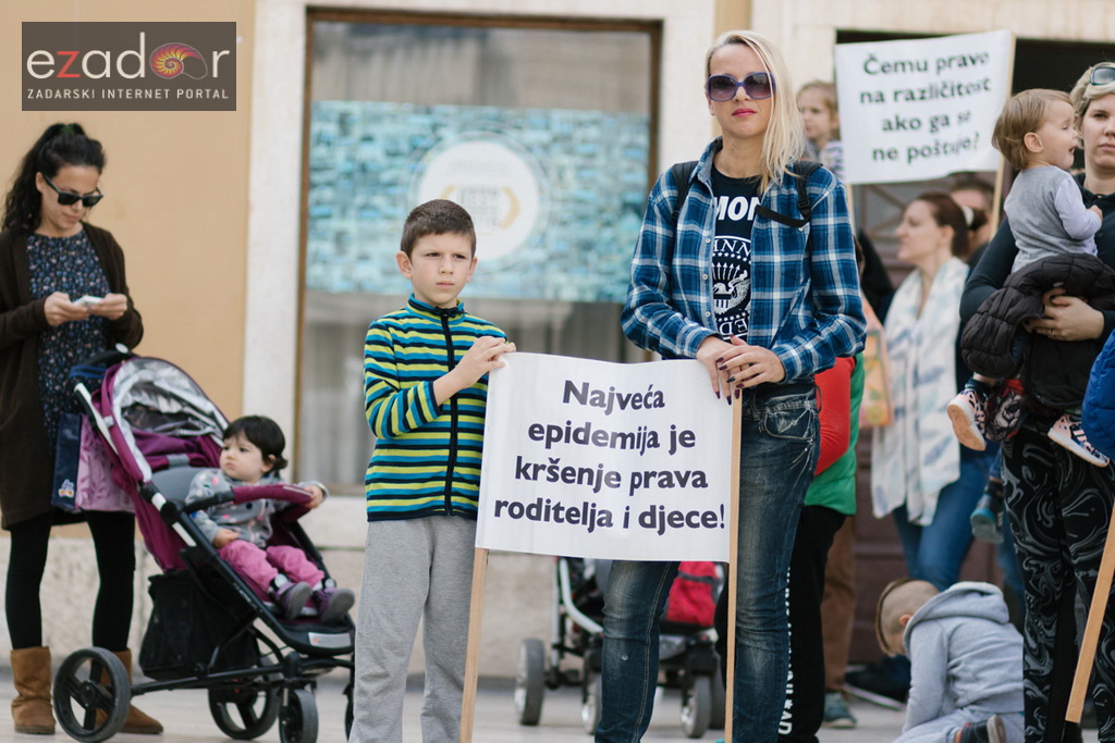 Prosvjedni skup roditelja protiv politike obaveznog cijepljenja Prosvjedni skup roditelja protiv politike obaveznog cijepljenja