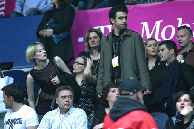 Zagreb, 220410.
U sklopu velike turneje Toleranca tour 2010 i povodom izlaska novog albuma naziva “Toleranca” Zlatan Stipisic Gibonni veceras je u KC Drazen Petrovic odrzao prvi od 2 predvidjena zagrebacka koncerta.
Na slici: Jelena i Janko Popovic Volari