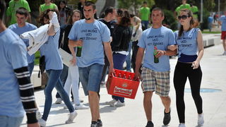 Zadar, 170513. 
Danas su se ucenici zavrsnih razreda zadarskih srednjih skola oprostili od skolskih klupa tradicionalnom Norijadom. 
Uz neizostavni alkohol, pjesmu i prosipanje brasna i jaja po centru grada, nakratko su privukli pozornost prolaznika na se