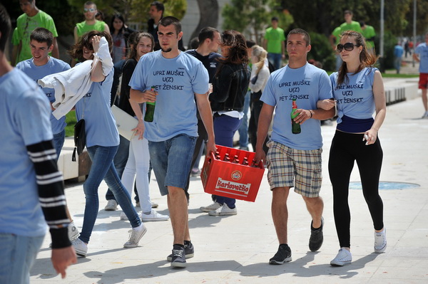 Zadar, 170513. 
Danas su se ucenici zavrsnih razreda zadarskih srednjih skola oprostili od skolskih klupa tradicionalnom Norijadom. 
Uz neizostavni alkohol, pjesmu i prosipanje brasna i jaja po centru grada, nakratko su privukli pozornost prolaznika na se