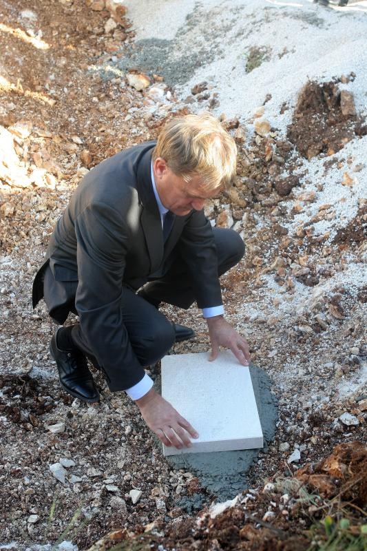 U ulici Ive Masine (Mjesni odbor Crvene kuce) gradonacelnik Bozidar Kalmeta sa suradnicima polozio je kamen temeljac. Time je svecano obiljezeni pocetak gradnje socijalnih stanova po modelu programa POS. Photo: Dino Stanin/PIXSELL