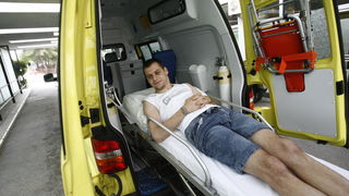 Split, 070611.
Nogometas Drago Gabric napustio je Odjel neurokirurgije KBC-a Split nesto poslije sedam sati i u pratnji majke Milene, sestre blizanke Paskvaline i kuma otputovao na oporavak u Krapinske toplice vozilom hitne pomoci, kojim je upravljao Drag Split, 070611.
Nogometas Drago Gabric napustio je Odjel neurokirurgije KBC-a Split nesto poslije sedam sati i u pratnji majke Milene, sestre blizanke Paskvaline i kuma otputovao na oporavak u Krapinske toplice vozilom hitne pomoci, kojim je upravljao Drag